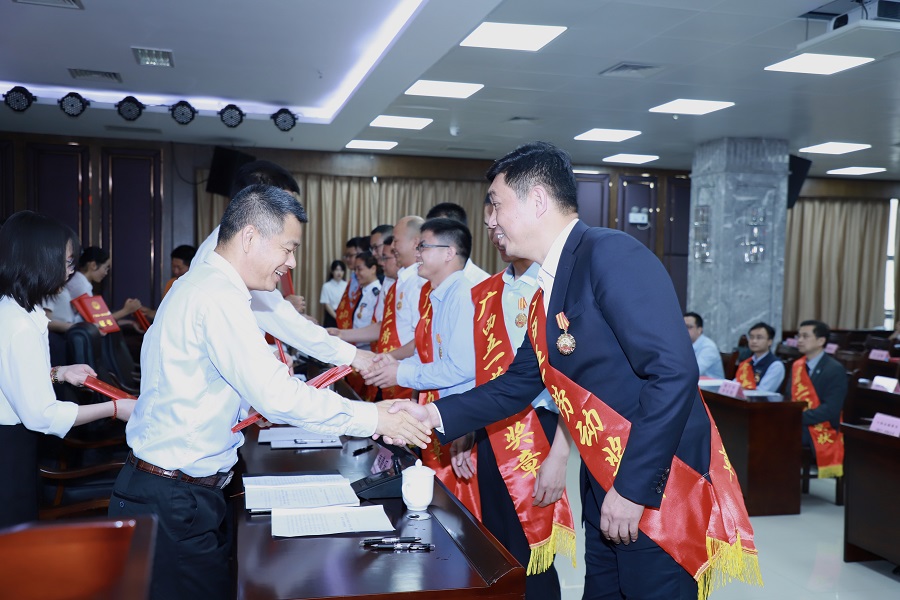 js3333线路检测中心集团云宝宝公司董事长周勃荣获“广西五一劳动焦芈”